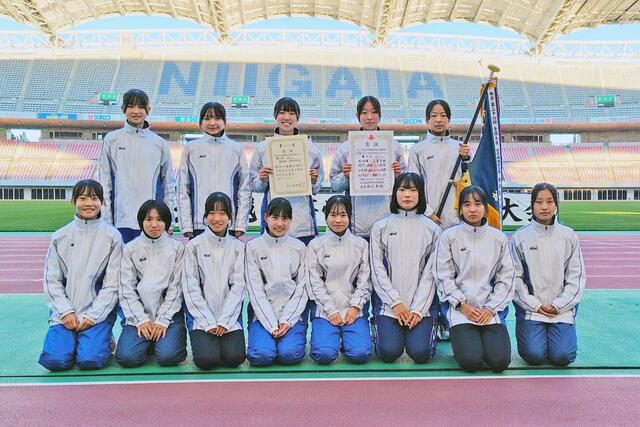 女子　全国高校駅伝出場を決めた新潟第一の選手たち＝ビッグスワン