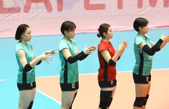 日本-カナダ 試合前、手話で国歌斉唱をする高橋朋伽(左から2人目)=駒沢体育館