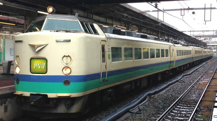 ２０１４年まで運行されていた、特急シンボルマークをつけた上沼垂色の特急いなほ（ＪＲ東日本新潟支社提供）