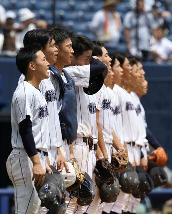 日本文理－新潟産大付　３－２で日本文理に勝利した新潟産大付ナイン。校歌斉唱し涙を流す＝エコスタ