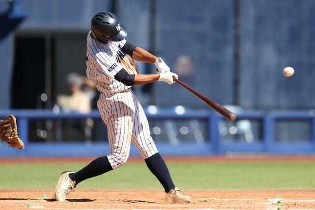 北越－中越　８回裏、北越の田中登真が適時三塁打を放ち２点差に詰め寄る＝エコスタ