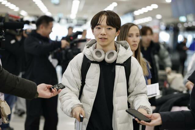 プラハの空港に到着し、取材に応じるフィギュアスケート男子の鍵山優真＝２３日（共同）