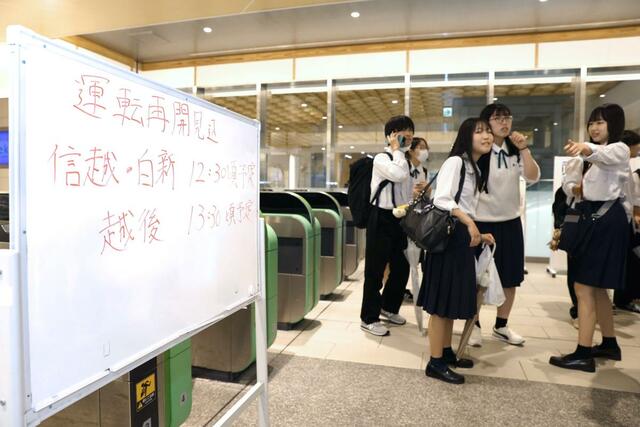 大雨の影響でＪＲ各線が運転見合わせ。ＪＲ新潟駅東口改札で運転再開見込みが掲示される＝７月２５日