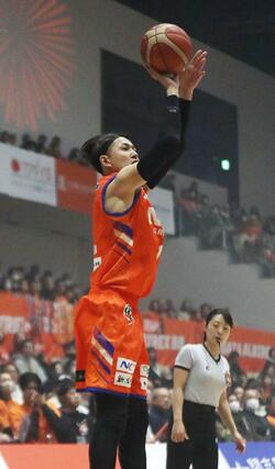新潟-埼玉 第1クオーター、通算500本目の3点シュートを決める川村卓也=アオーレ長岡