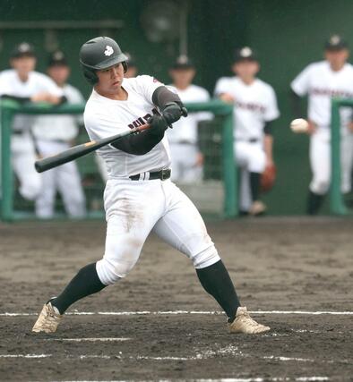 新津－新発田　２回新発田２死満塁、笠原が適時三塁打を放ち６－０＝新発田市五十公野公園野球場