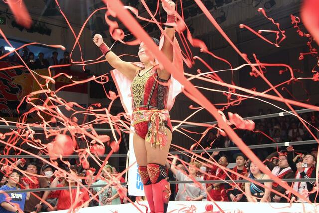 引退試合でのあいさつを終え、拍手を浴びる里村明衣子選手＝４月２９日、東京・後楽園ホール