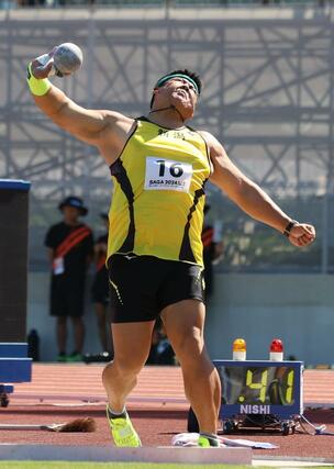 成年男子砲丸投げ決勝　記録１６ｍ８２で６位に入賞した渡辺豹冴（新潟医療福祉大）＝１０月１１日、佐賀県佐賀市　ＳＡＧＡスタジアム