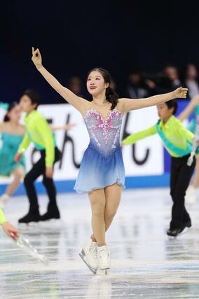 女子フリー　演技を終え、観客の声援に応える中井亜美＝ＩＧアリーナ