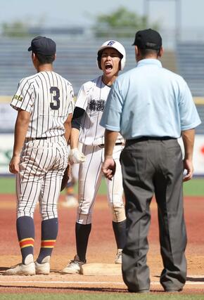 新潟産大付-帝京長岡 7回新潟産大付2死満塁、仙海駿が適時打を放ち5-5=7月24日、新潟市中央区長潟のハードオフエコスタジアム