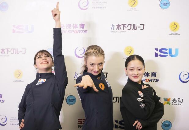 試合後の記者会見でポーズをとる(左から)2位のアリサ・リュウ、優勝のアンバー・グレン、3位の渡辺倫果=重慶(共同)