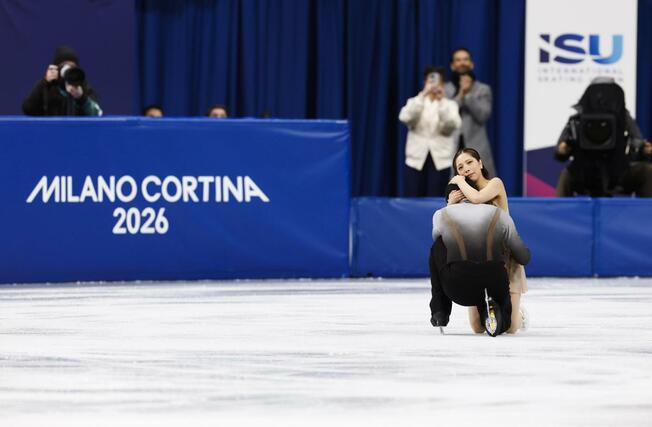 ペア・フリーの演技を終え、木原龍一（手前）を抱きしめる三浦璃来＝ミラノ（共同）