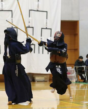 女子団体決勝　五泉－東京学館　攻め込む五泉の中堅笠井由奈＝新潟市亀田総合体育館