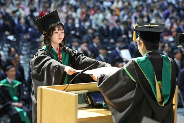 約３０００人が巣立った新潟大の卒業式＝３月２４日、新潟市中央区