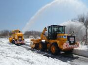 青空に映える白銀のアーチ！佐渡市の大佐渡スカイラインで除雪作業、4月下旬に開通予定