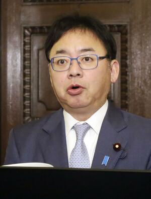 記者会見する上野厚労相＝１９日午前、国会