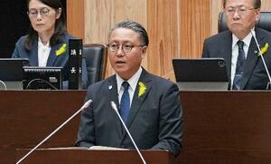 長崎県議会で提出議案について説明する大石賢吾知事=16日午前