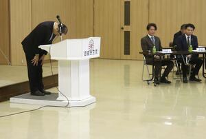 自民党派閥の裏金問題を巡り、出席者に謝罪する細田健一衆院議員=4月20日、新潟市中央区