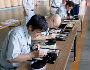 「つきあかり」を調べた2025年産米の初検査=28日、上越市長面