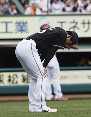５回、楽天・浅村に２ランを浴び、肩を落とすロッテ・田中＝楽天モバイルパーク