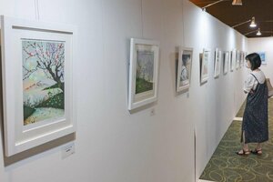 本県ゆかりの作品などが並ぶ作品展=16日、新潟市中央区万代3