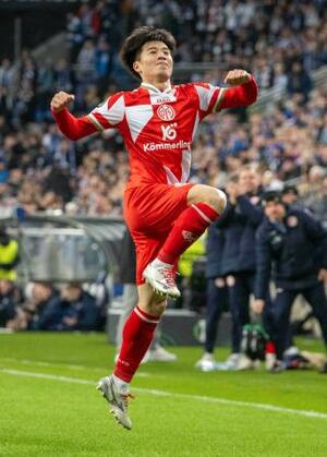 レフ・ポズナニ戦の前半、ゴールを決め喜ぶマインツの川崎=ポズナニ(共同)