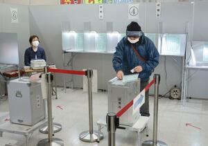 期日前投票で一票に思いを託した有権者＝２８日、新潟市西蒲区