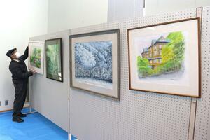 絵はがきや水彩画など約600作品が並ぶ新潟日報カルチャースクール上越教室の作品展示会=1日、上越市大町5