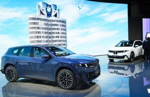 ドイツ・ミュンヘンの「IAAモビリティ」で報道陣に披露されたBMWの新型EV「iX3」=8日(共同)