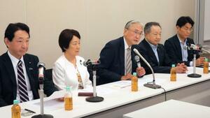 　記者会見で発言する「中国による人権侵害を究明し行動する議員連盟」の古屋圭司会長（中央）ら＝３０日午後、国会