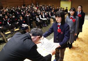 賞状と記念品を受け取る受賞者=20日、新潟市中央区