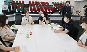 ナミックスと亀田製菓、一正蒲鉾が合同で行った女性社員向け研修会＝新潟市北区