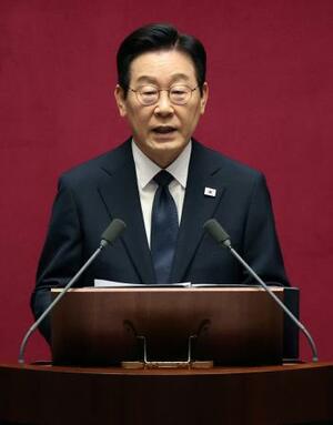 韓国の国会で演説する李在明大統領=4日、ソウル(ロイター=共同)