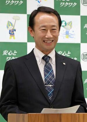 記者会見する岐阜県の江崎禎英知事=7月、岐阜県庁