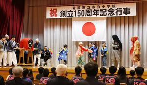赤泊小創立150周年の記念行事で披露された鬼太鼓=佐渡市赤泊