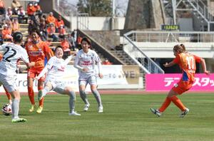 新潟L-C大阪ヤンマー 前半34分、FW滝川結女(右)がシュートを決め、1-0=新潟市陸上競技場(写真映像部・永井隆司)