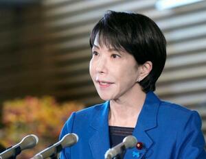 APEC首脳会議への出発前に記者団の取材に応じる高市首相=30日午後、首相官邸