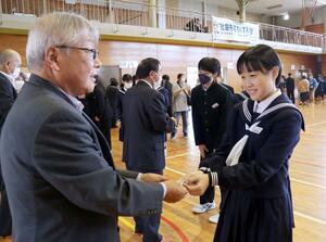 立志式で地元の町内会長からピンバッジを受け取る生徒=上越市安江の直江津東中