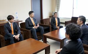 県庁を訪れ、チームの立て直しを誓う新潟アルビレックスBBの鵜澤潤監督(中央)と五十嵐圭選手(左)