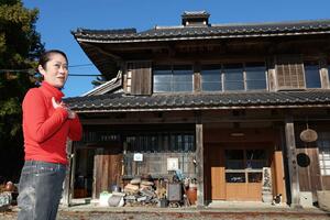 「迫力のある建物が外国人にも喜ばれると思い、宿を始めた」と語る長蔵の春日絵里奈さん=佐渡市山田