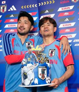 　事前合宿で誕生日を祝福される久保。左は菅原＝モンテレイ近郊（共同）