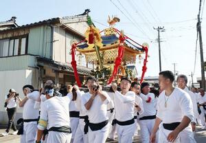 迫力あるみこしのあおりが披露され、熱気に包まれた出雲崎大祭=17日、出雲崎町