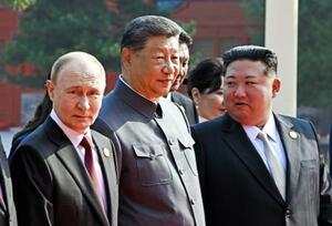 抗日戦争勝利80年記念行事に出席した中国の習近平国家主席(中央)とロシアのプーチン大統領(左)、北朝鮮の金正恩朝鮮労働党総書記=3日、北京(タス=共同)