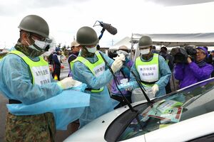 国と新潟県による原子力災害に備えた訓練で、乗用車を簡易除染する=10月29日、上越市の直江津港南ふ頭緑地公園