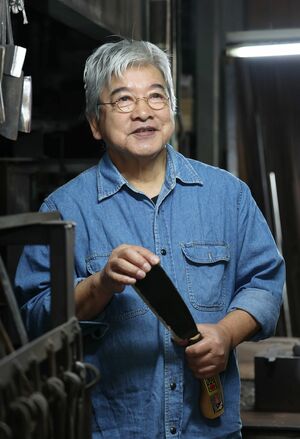 「昔は鍛冶屋になりたくなかったが、ものづくりが好きになってしまった」と語る日野浦司さん＝三条市塚野目１