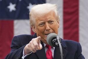 　米ホワイトハウスで演説するトランプ大統領＝２０２５年４月２日（ＡＰ＝共同）