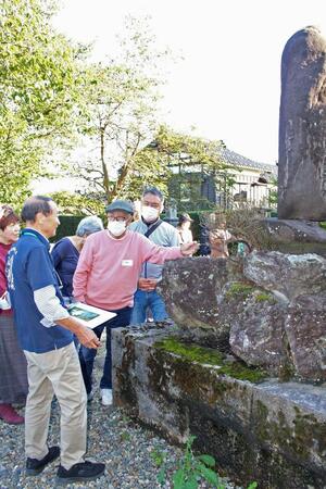 隆泉寺にある良寛の墓を訪れた新潟良寛研究会のメンバーら=長岡市島崎