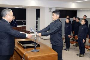 山岳遭難者らの救助に当たる県警山岳遭難救助隊員の指定書交付式=県警本部