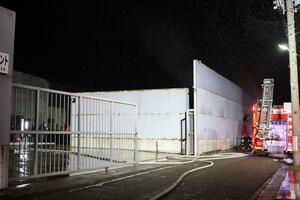 火災が発生した北山興業リサイクルプラント＝１０日午前４時半前、三条市代官島