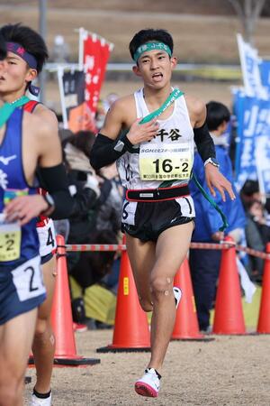 男子 2区で11人を抜きチームを勢いづけた小千谷の平澤友理=滋賀県希望が丘文化公園