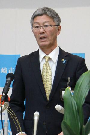 柏崎刈羽原発の早期再稼働を求める請願を受けた市議会での議論に関心を示した桜井雅浩・柏崎市長=2月7日、柏崎市役所